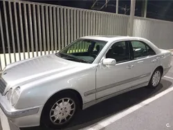 Gris / plata Usado 2001 Mercedes E320 Elegance Berlina | 7000 €