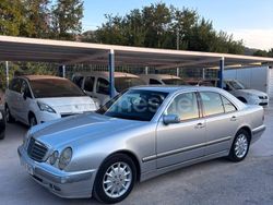 Gris / plata Usado 2000 Mercedes E270 Elegance Berlina | 5500 €