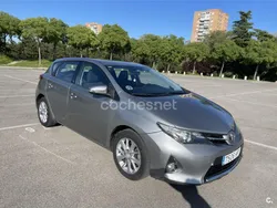 Gris / plata Usado 2013 Toyota Auris Active Berlina | 8250 € (Precio justo)