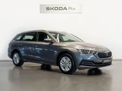 Gris Usado 2024 Skoda Octavia Ambition Familiar | 25.500 € (Precio justo)