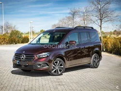 Granate Usado 2022 Mercedes T180 Monovolumen | 26.500 € (Precio justo)