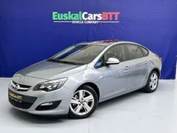 Gris / plata Usado 2014 Opel Astra Selective Berlina | 6499 € (Precio justo)