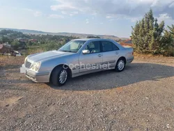 Gris / plata Usado 2002 Mercedes E240 Elegance Berlina | 3000 €