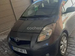 Gris / plata Usado 2011 Toyota Yaris Connect Style Berlina | 6800 € (Precio justo)