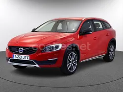 Rojo Usado 2016 Volvo V60 CC Summum Familiar | 21.380 € (Precio justo)