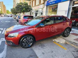 Burdeos Usado 2017 Volvo V40 CC Momentum Familiar | 14.800 € (Buen precio)