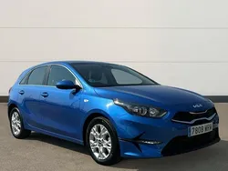Azul Usado 2024 Kia Ceed | 21.300 € (Un poco caro)