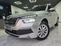 Gris / plata Usado 2023 Skoda Kamiq Active SUV | 18.490 € (Precio justo)