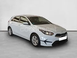 Blanco Usado 2023 Kia Ceed Berlina | 15.995 € (Buen precio)