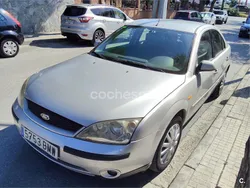 Gris / plata Usado 2001 Ford Mondeo Ambiente Berlina | 2000 € (Precio justo)