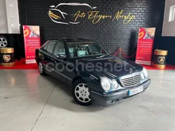 Azul Usado 2000 Mercedes E270 Elegance Berlina | 5000 €