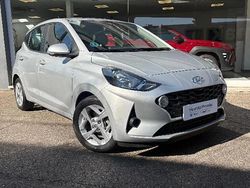 Gris/plata Usado 2023 Hyundai i10 Utilitario | 13.990 € (Precio justo)