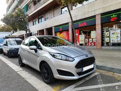 Gris / plata Usado 2015 Ford Fiesta Trend Utilitario | 8100 € (Precio justo)