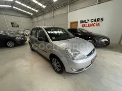 Gris / plata Usado 2004 Ford Fiesta Ghia Utilitario | 3590 € (Precio justo)