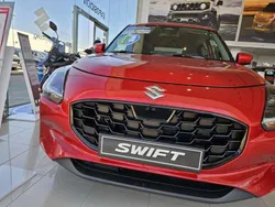 Rojo Nuevo 2024 Suzuki Swift Utilitario | 21.445 € (Precio justo)