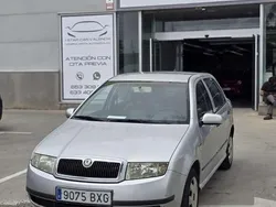 Gris Usado 2002 Skoda Fabia Comfort Utilitario | 2995 € (Precio justo)