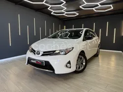 Blanco Usado 2014 Toyota Auris Business Edition Berlina | 9909 € (Precio justo)