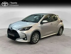 Gris Usado 2024 Toyota Yaris Hybrid Active Berlina | 21.550 € (Precio justo)