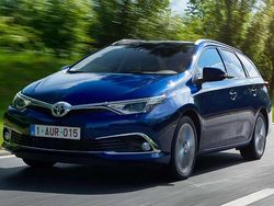 Rojo Usado 2017 Toyota Auris Touring Sports Active Familiar | 10.890 € (Precio justo)