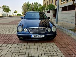 Azul Usado 2001 Mercedes E220 Elegance Berlina | 2500 €