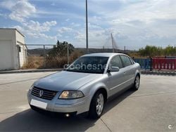 Gris / plata Usado 2002 VW Passat Highline Berlina | 2890 €