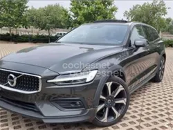 Gris / plata Usado 2020 Volvo V60 CC Pro Familiar | 32.900 €