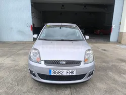 Gris / plata Usado 2007 Ford Fiesta Futura Utilitario | 4450 € (Un poco caro)