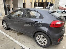 Gris / plata Usado 2017 Kia Rio Berlina | 5500 €