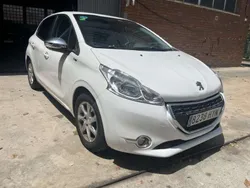 Blanco Usado 2014 Peugeot 208 Active Utilitario | 5750 € (Buen precio)