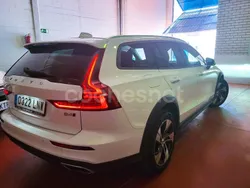 Blanco Usado 2021 Volvo V60 CC Pro Familiar | 23.999 € (Un poco caro)