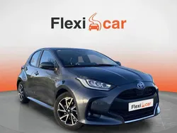 Gris Usado 2023 Toyota Yaris Hybrid Active Berlina | 18.990 € (Buen precio)
