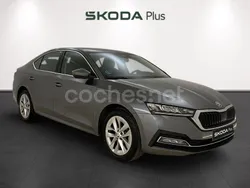 Gris / plateado Usado 2024 Skoda Octavia Selection Berlina | 24.690 € (Precio justo)
