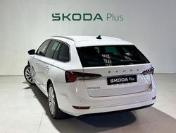 Blanco Usado 2024 Skoda Octavia Selection Familiar | 31.400 € (Precio justo)