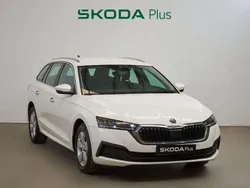 Blanco Usado 2021 Skoda Octavia Ambition Utilitario | 19.500 € (Un poco caro)