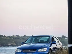 Azul Usado 2002 Lexus IS200 Luxury Line Berlina | 4900 €