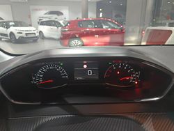 Rojo Usado 2023 Peugeot 208 Allure Utilitario | 13.900 € (Precio justo)