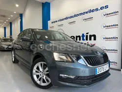 Gris / plata Usado 2020 Skoda Octavia Ambition Berlina | 12.495 € (Un poco caro)