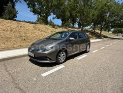 Gris / plata Usado 2018 Toyota Auris Hybrid Active Berlina | 12.400 € (Precio justo)