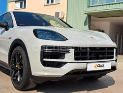 Beige Usado 2024 Porsche Cayenne Turbo E-Hybrid SUV | 210.000 €