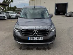 Gris / plata Usado 2023 Mercedes T180 Monovolumen | 28.900 € (Precio justo)