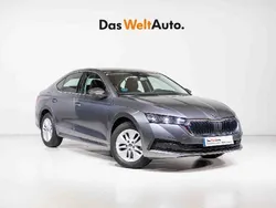 Gris titanio cmetalizadoe Usado 2024 Skoda Octavia Ambition Berlina | 25.500 € (Precio justo)