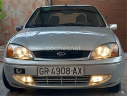 Gris / plata Usado 2000 Ford Fiesta Ghia Utilitario | 1600 €