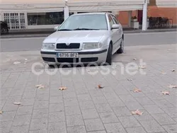 Gris / plata Usado 2001 Skoda Octavia Ambiente Berlina | 2300 €