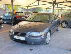 Gris / plata Usado 2006 Volvo S60 Summum Berlina | 4200 €