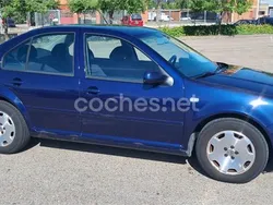 Azul Usado 2003 VW Bora Trendline Berlina | 1800 €