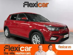 Rojo Usado 2017 Ssangyong Tivoli Limited SUV | 10.990 €
