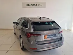 Gris / plateado Usado 2024 Skoda Octavia Selection Familiar | 23.900 € (Precio justo)
