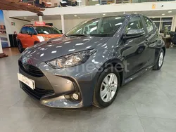 Gris / plata Usado 2022 Toyota Yaris Hybrid Active Berlina | 17.900 € (Buen precio)