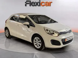 Blanco Usado 2014 Kia Rio Berlina | 7390 € (Precio justo)