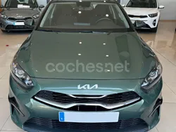 Gris / plata Usado 2024 Kia Ceed Berlina | 18.900 € (Precio justo)